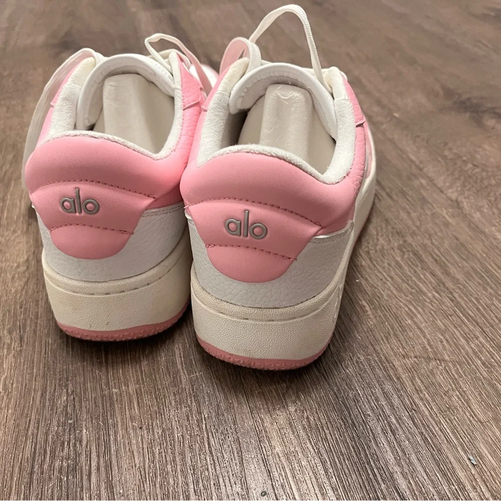Alo yoga recovery Pink and White Sneakers W7 -worn 2x - Picture 4 of 5